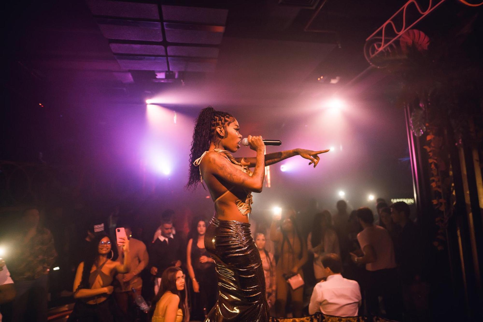 Five Jumeirah Village Dubaï Extérieur photo A performer at the nightclub